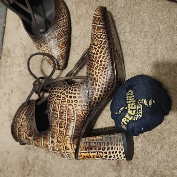 Shoes - Picture 5 of 7